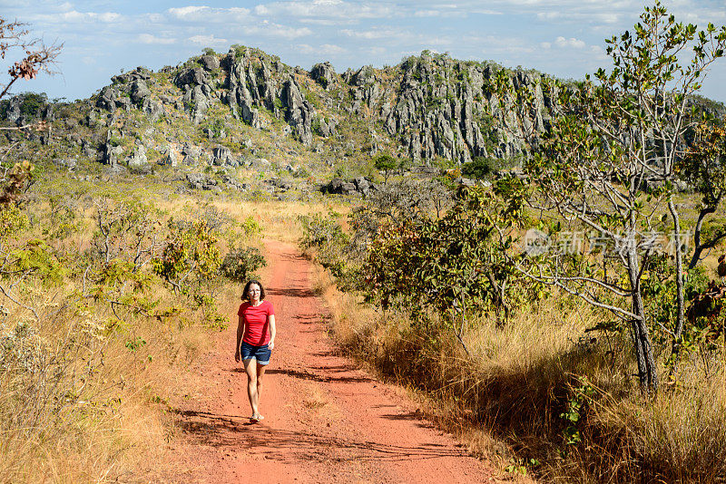 一位女士走在莫罗・卡布卢多前面Pirenópolis Goiás